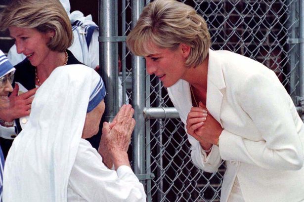 Princess-Diana-bows-to-Mother-Teresa
